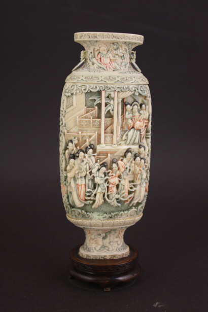 Vase 481/458  Qing dynasty, nineteenth to twentieth century H 17.6 cm