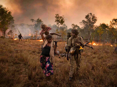 Amazonie. Une famille suit un feu créé par d'autres membres du clan pour les guider dans leur voyage et défricher le terrain afin d'éviter les incendies destructeurs © Matthew Abbott
