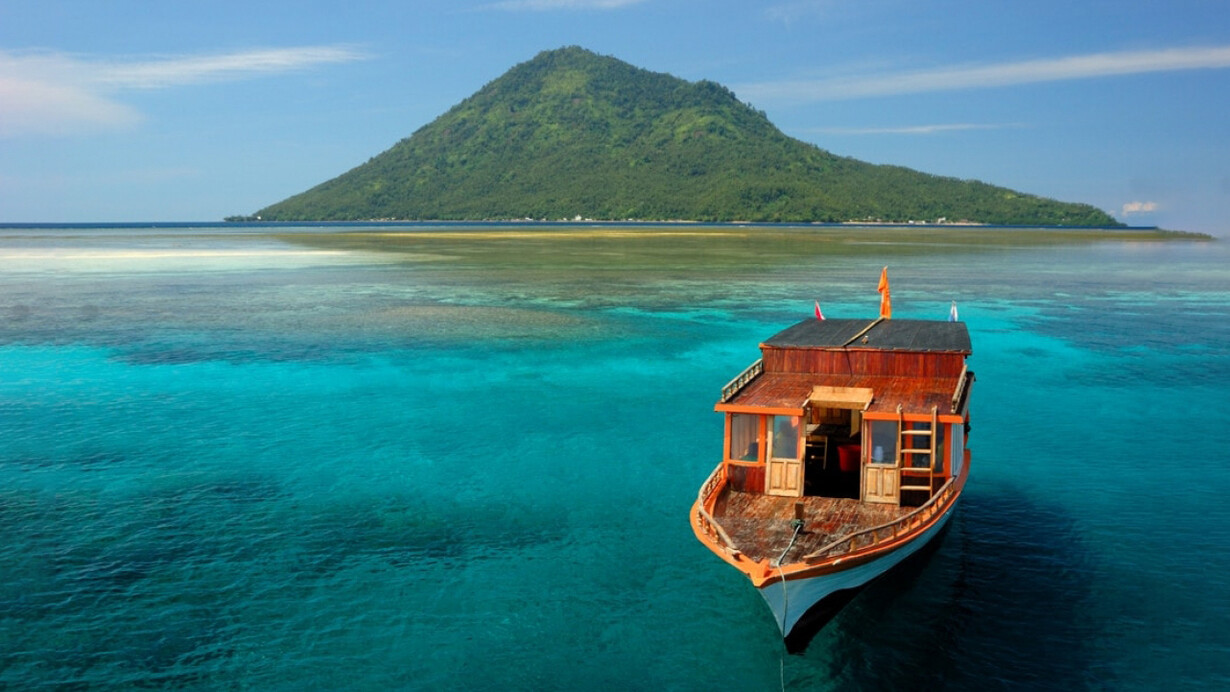 Il profilo inconfondibile dell’isola di Manado Tua col suo perfetto cono vulcanico