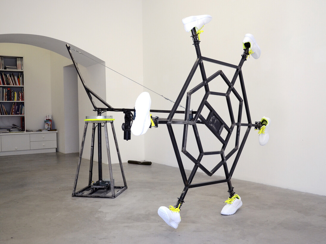 Mouvement vers une sémantique de Fils2pute (D’Après Adidas Lab)
(Movement towards Son of a Bitch semantics (From Adidas Lab)), 2015
Brushed metal, varnish, ball bearings, windscreen wipers, power supply 12V 20 AMP 6MM cables, turnbuckles, springs,
sneakers, 350x350x200 cm