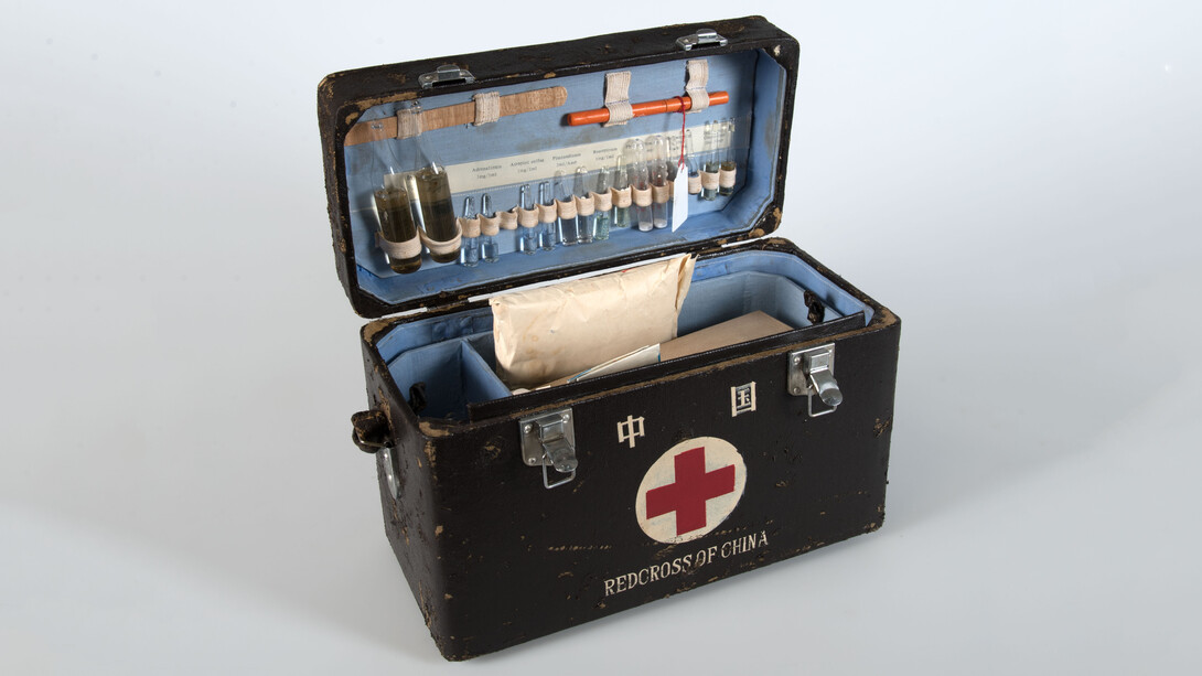 Inconnu, Trousse médicale d’urgence, Chine (détail), 1950-1960. Avec l'aimable autorisation du Musée International de la Croix-Rouge et du Croissant-Rouge