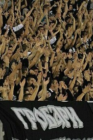 Il Tifo dei Partizan durante una partita. Oggi, lo spettacolo in campo non replica quello dei campioni d’Europa e il derby di Belgrado rimane tutt’ora una partita che si “gioca” più sugli spalti che sul prato d’erba