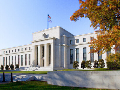 El aislamiento y la estigmatización, que debilitan directamente a la nación agresora, y una de estas respuestas es la mayor tendencia a la dedolarización. El edificio Eccles de la Reserva Federal en Washington es el sistema bancario central de EE.UU.