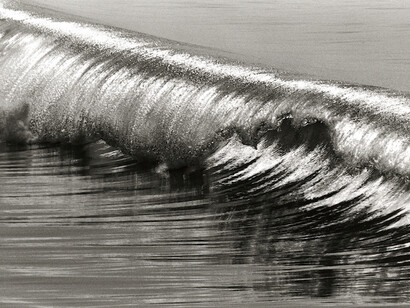 Anthony Friedkin, Silver curl, Hermosa Beach, CA (detail), 2005. Courtesy of Von Lintel Gallery
