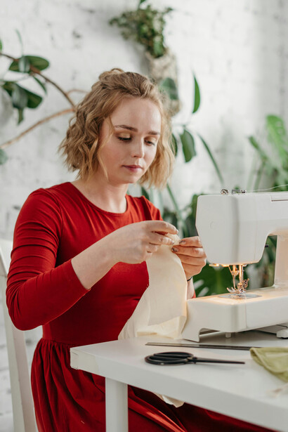 Modista trabajando en un diseño. En el Met Gala se muestran las tendencias más importantes de la moda