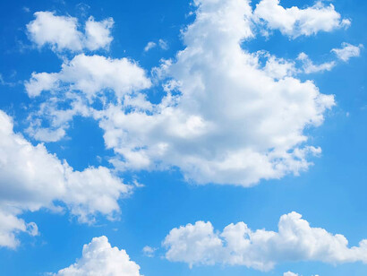 Grupo de nubes en un cielo azul