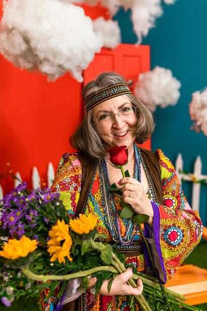 Moda hippie. A moda hippie refletia esses ideais, com roupas folgadas, estampas florais, tecidos naturais e acessórios artesanais