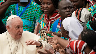 El papa Francisco rodeado de feligreses