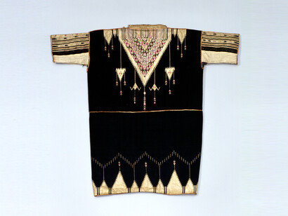 A Bedouin’s jacket, Syria, late 19th century, Wool or hair, cotton, silk, metal threads, © Max Freiherr von Oppenheim Foundation at the Rautenstrauch Joest Museum, Cologne