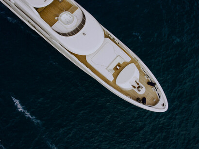 Yacht di lusso. L’Evo 120 Viktoriia, ha scafo in alluminio, vasca idromassaggio e sala da pranzo, con una silhouette elegante e curva il modello di superyacht può ospitare fino a 12 persone in quattro sale