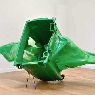 Anita Molinero, Sans titre de la mort , 2015, Poubelle fondue, 303 x 150 x 160 cm, Pièce unique, Certificat d'authenticité, Photo © Rebecca Fanuele