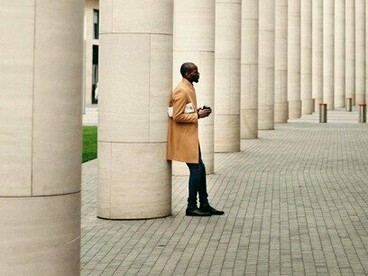 O contexto atual, saturado de falações, incentiva esse tipo de confusão. Valoriza-se quem sabe explicar tudo, inclusive aquilo que jamais atravessou. Opiniões sobre dores sem carregar cicatrizes. Fala-se de afeto como quem descreve uma paisagem vista por fotografia. O palco se amplia, o mostruário em evidência, o contrato verbal renovado. A vida, essa senhora menos impressionável, observa de longe