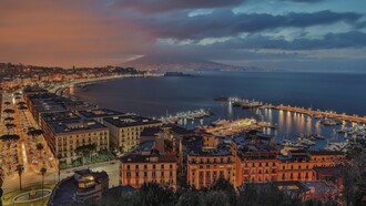 Con una media di un milione e duecentomila turisti al mese con pernottamenti di almeno tre giorni, nel 2023 la città di Napoli è stata infatti la città più visitata in Italia dopo Roma. Napoli, Campania, Italia