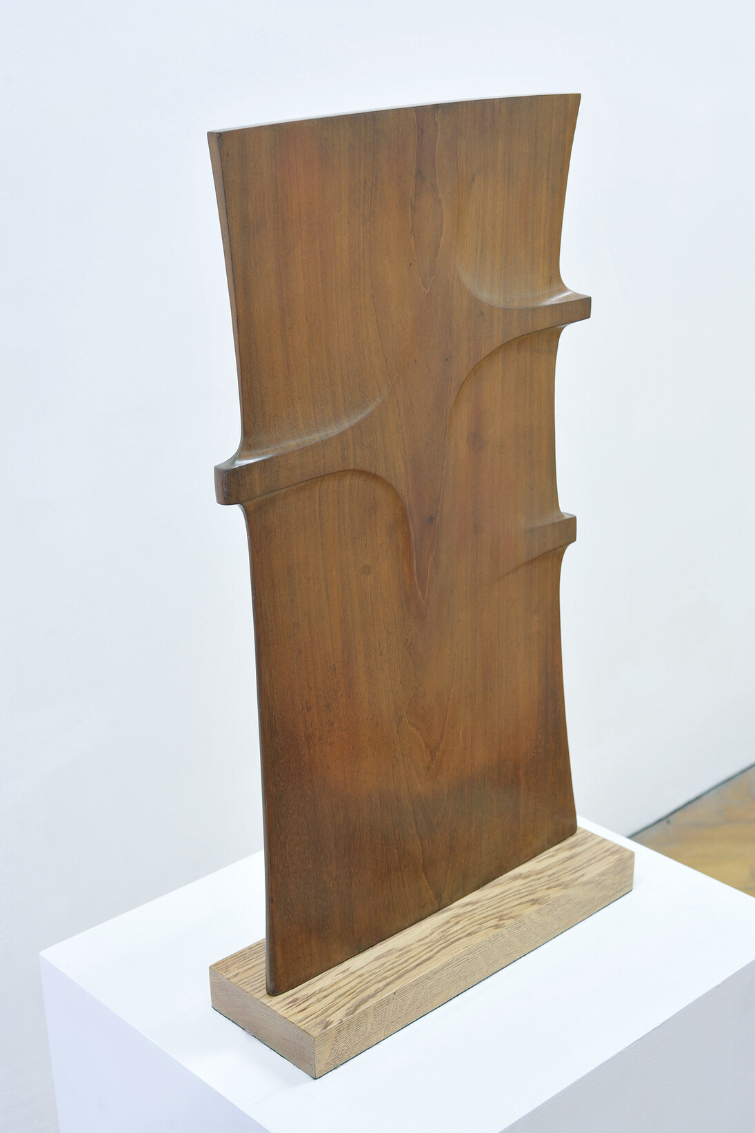 Robert Adams, Slim Mahogany opus 333 1971, mahogany, 29 x 17 in/73.5 x 43 cm