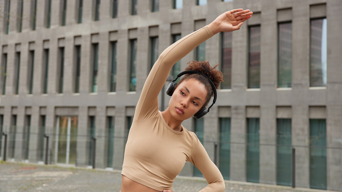 With each step, the beats of her music drive her forward, turning discomfort into motivation and helping her push beyond her physical limits