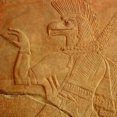 Las criaturas mitológicas son un motivo fundamental del arte babilónico, expresando la relevancia de las creencias religiosas en la antigua Mesopotamia