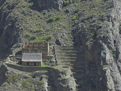 Las montañas andinas se alzan como gigantes silenciosos, recordando la pequeñez humana frente a la magnitud de la naturaleza