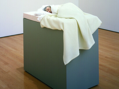 Ron Mueck, Untitled (Old Woman in Bed), 2000, silicone rubber, polyester resin, cotton, polyurethane foam, polyester and oil paint, 24 x 94.5 x 56 cm; pedestal: 100.3 x 94.5 x 56 cm, National Gallery of Canada, Ottawa
Photo © NGC