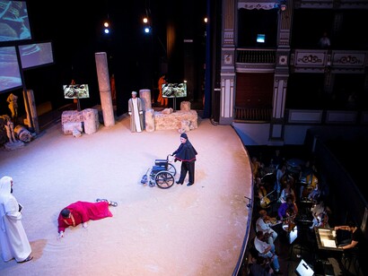 El bajo José Antonio García (‘Zaccaria’), el barítono Luis Cansino (‘Nabucco’) y la soprano Maribel Ortega (‘Abigaille’), en el centro de la escena. Díez Boscovich dirige en el foso a la OFM. Foto: Daniel Pérez / Teatro Cervantes