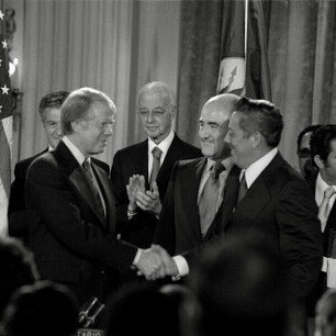 Le président Jimmy Carter et le général Omar Torrijos se serrent la main quelques instants après la signature des traités Torrijos-Carter