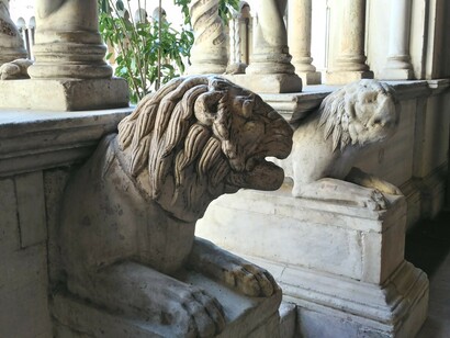 I leoni posti ai lati delle aperture verso il giardino (foto Roberto Luciani)