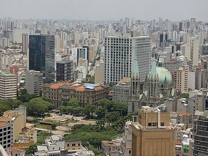 Vista aérea da cidade de São Paulo. O horizonte está ali com a sua presença explícita e marcante que embeleza e suaviza o nosso dia e, principalmente nos engradece e nos devolve a humildade através da imposição, ao mesmo tempo, de limite, desafio e segurança. O limite por ser inalcançável, por nos mostrar o quão pequenos somos; o desafio por desejarmos alcançar, desejarmos superá-lo; e a segurança por nos gerar o conforto do limite