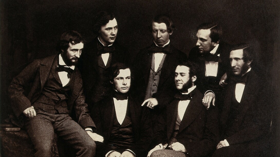 Lister (sentado, con las manos estrechadas) con otros compañeros residentes del Old Royal Infirmary de Edimburgo (1855)