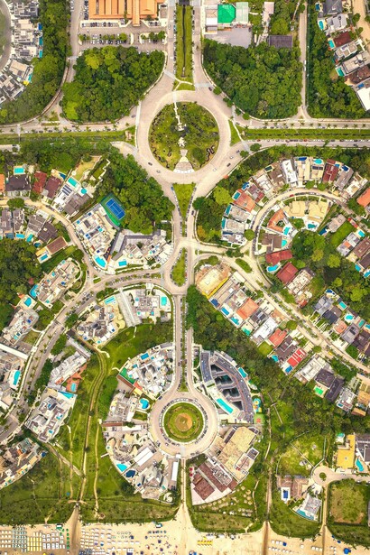 Green roundabouts mitigating urban heat and flood risks