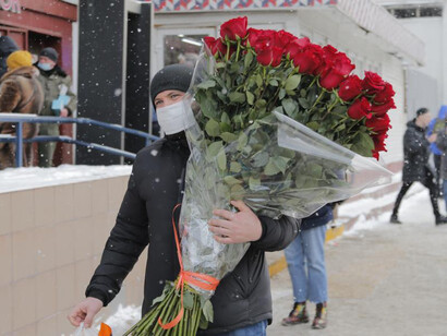 Cada 8 de marzo en Rusia es costumbre que los hombres regalen flores y chocolates a las mujeres como muestra de aprecio