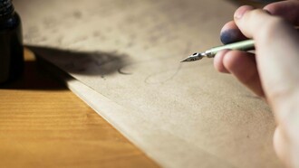 Lettera scritta a mano: "Per due giorni non la incontrai, poi la mattina del terzo giorno ricomparve e si vedeva che era felice. Mi raccontò la storia della sua lettera scritta a mano e imbucata con mano tremante e quanto grande fosse stata la sorpresa della sua amica nel riceverla ma anche di altro"