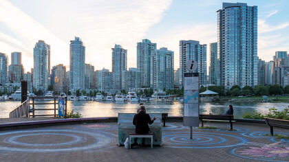 El muelle de Spyglass con un pianista. Vancouver, Columbia Británica
