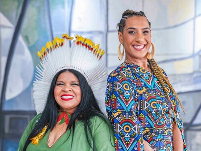 Desde 2023, Sônia Guajajara se tornou a primeira ministra indígena do Brasil. Aprenda sobre as nuances do racismo ambiental e sua relação com a história do país