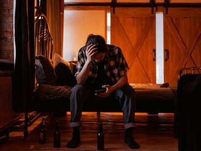 Muitos adultos carregam consigo um histórico de dificuldades acadêmicas, profissionais e interpessoais sem compreender a causa raiz. A falta de um diagnóstico acarreta anos de frustração, baixa autoestima e sentimentos de inadequação. Frequentemente, esses indivíduos são rotulados como preguiçosos, desorganizados ou irresponsáveis, o que agrava o sofrimento psicológico