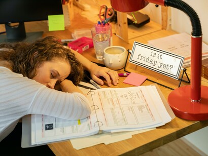 Stanchezza. Non dormire a sufficienza per un tempo prolungato può causare, a lungo termine, problematiche di salute e provocare squilibri a vari livelli: deficit del sistema immunitario, capacità di concentrazione, sbalzi di tono dell’umore senza menzionare il rischio di sviluppare problematiche croniche come malattie cardiache e ipertensione