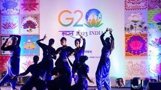 Bailarines culturales actúan en el Aeropuerto Internacional Indira Gandhi, el viernes 8 de septiembre de 2023, mientras los mandatarios llegan a la Cumbre de Líderes del G20 en Nueva Delhi, India