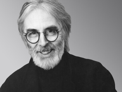 A través de la ruptura de la cuarta pared y otros recursos narrativos, Haneke interpela directamente al espectador y cuestiona su relación con las imágenes que consume