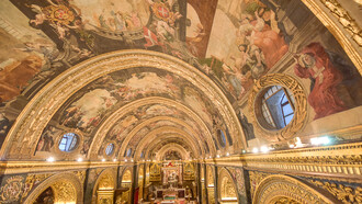 Malta, um dos países mais religiosos da Europa, abriga mais de 365 igrejas e celebrações católicas repletas de história e tradição. Com festividades como o Mnarja, dedicada aos apóstolos Pedro e Paulo, e igrejas icônicas como a Co-catedral de São João e a Rotunda de Mosta, o arquipélago é um testemunho vivo da fé e devoção cristã
