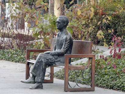 Federico García Lorca nació en Fuente Vaqueros, un pueblo de Granada, España, el 5 de junio de 1898. Avenida de la Constitución de Granada, España