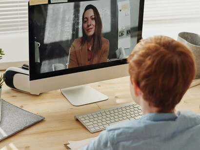 Bambino studia al computer mentre segue una lezione virtuale