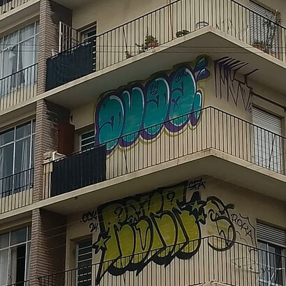 Detalle de grafitis en Montevideo, Uruguay. Las imágenes no son arte urbano sino más bien de firmas, símbolos o garabatos entendibles sólo para el autor o el colectivo de grafiteros 