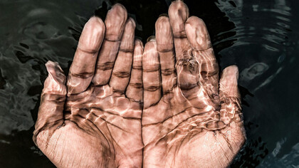 Explore reflexões profundas sobre identidade, localização emocional e sentido da vida neste texto introspectivo. Descubra quem somos além das ocupações, onde estamos emocionalmente e para onde vamos na busca de significado