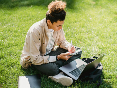 A personalização do ensino permite que cada aluno avance no próprio ritmo, criando uma experiência de aprendizado mais adequada e eficaz