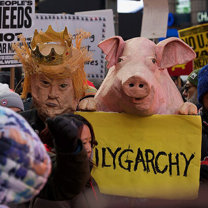 Fortalecer las instituciones, mejorar la gestión pública e incorporar la revolución tecnológica son algunos de los desafíos centrales para reconstruir mayorías democráticas en la región. Protestas en Times Square, Nueva York, Estados Unidos, 3 de enero de 2026
