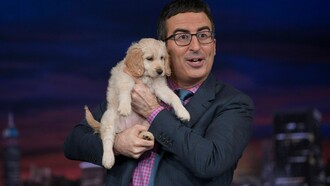 En la ceremonia de los Premios Emmy 2024, John Oliver destacó por un emotivo discurso dedicado a su perrita fallecida