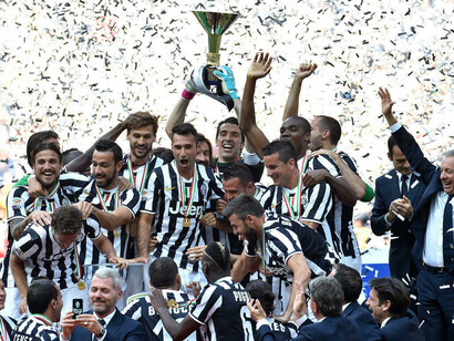 la Juventus vincendo una copa.