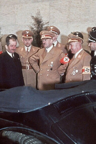 Settembre 1937- Porsche e Hitler davanti a un prototipo