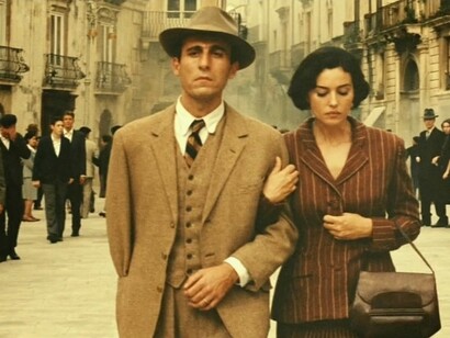 Monica Bellucci in una scena del film "Malena" di Giuseppe Tornatore ambientato in Sicilia tra Noto e Siracusa insieme a Gaetano Aronica