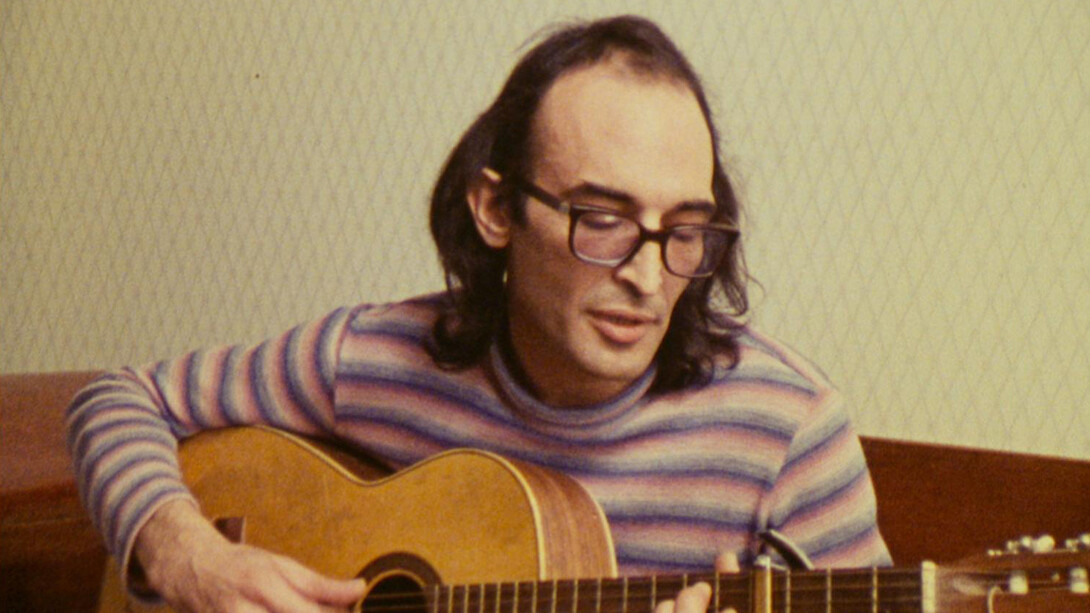 Chicho Sánchez Ferlosio con su inseparable guitarra