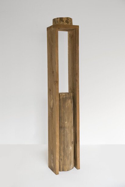 Kishio Suga, Lateral Condition, 1975, Wood, log, 128,6 x 28,5 x 16,5 cm, 50 5/8 x 11 1/4 x 6 1/2 inches © Kishio Suga, Courtesy of the artist and Almine Rech Gallery