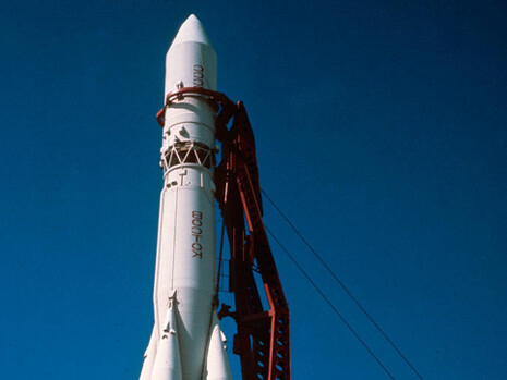 Réplica a escala del cohete Vostok 1 utilizado por Yuri Gagarin en el primer vuelo espacial. Centro de Exposiciones de toda Rusia, 30 de abril de 2019. Moscú, Rusia